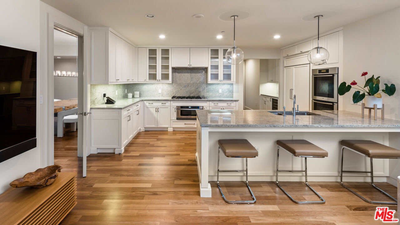 Exudes Luxury and Glamour