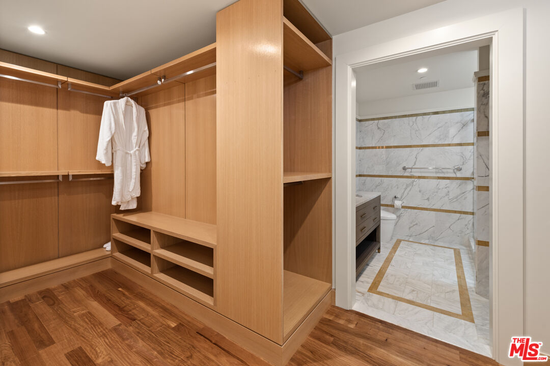 Exudes Luxury and Glamour