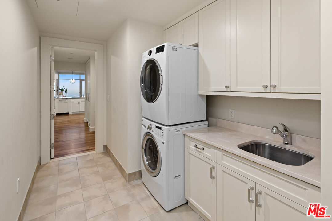 Exudes Luxury and Glamour