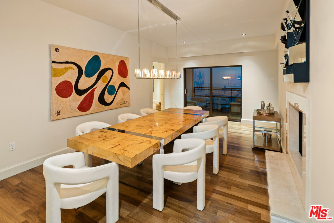 Exudes Luxury and Glamour