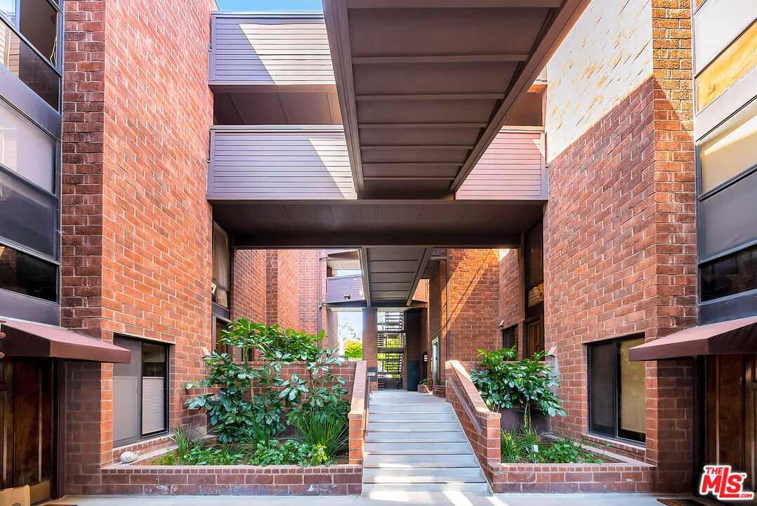 1033 Carol Dr Unit: 304
