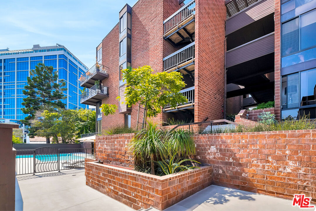 1033 Carol Dr Unit: 304