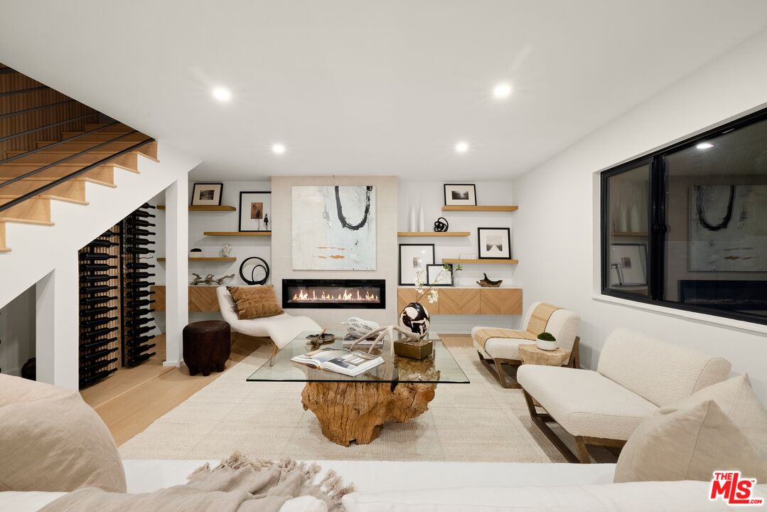 8356 Fallbrook Ave