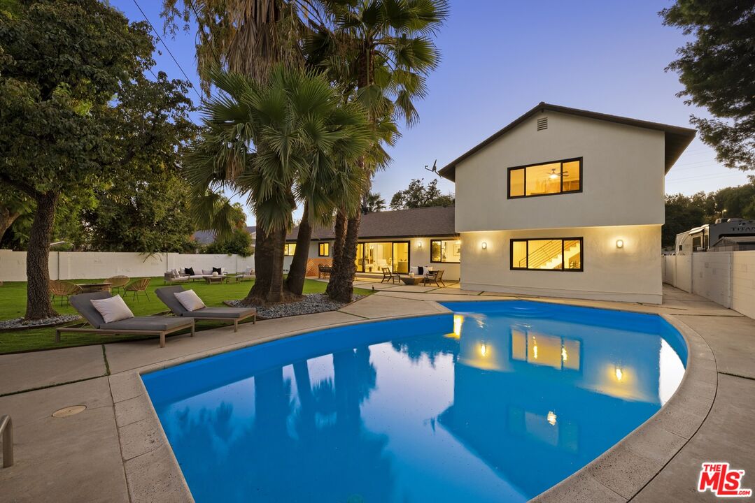8356 Fallbrook Ave