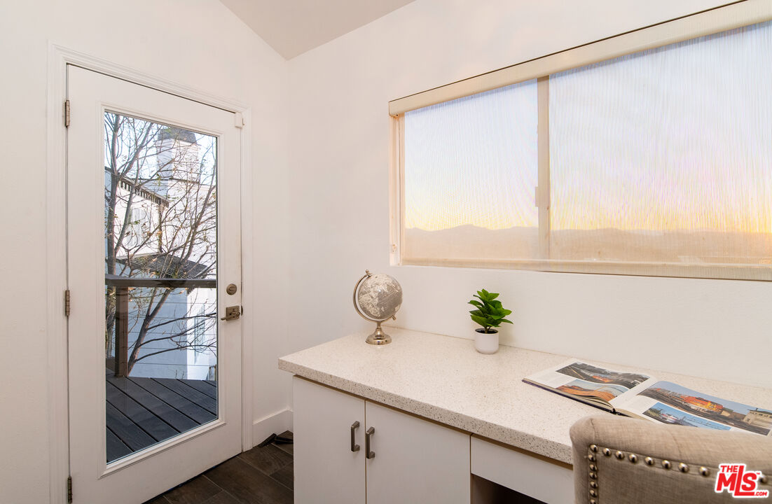 Woodland Hills, CA, 91364