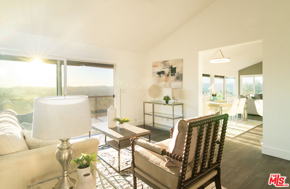 Woodland Hills, CA, 91364
