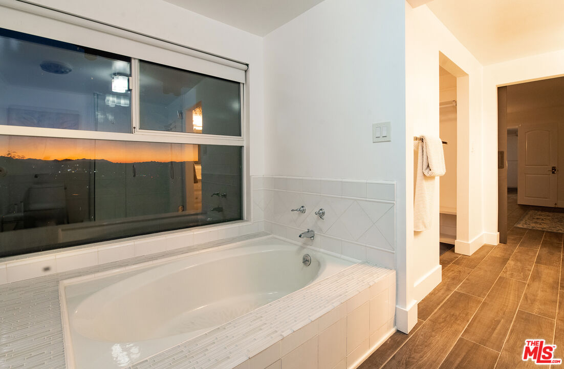 Woodland Hills, CA, 91364