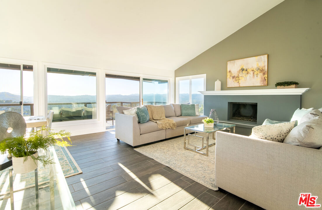 Woodland Hills, CA, 91364