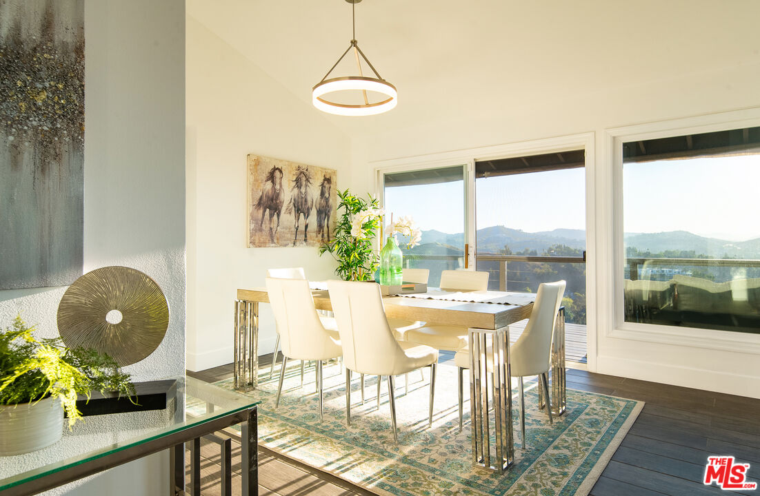 Woodland Hills, CA, 91364
