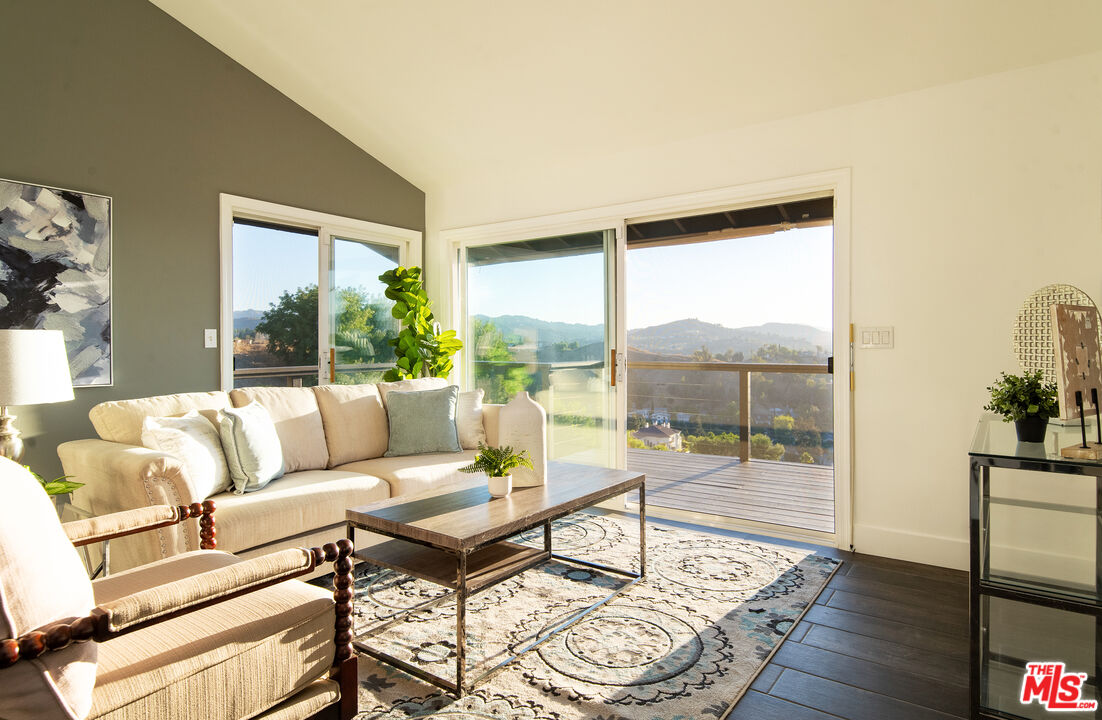 Woodland Hills, CA, 91364