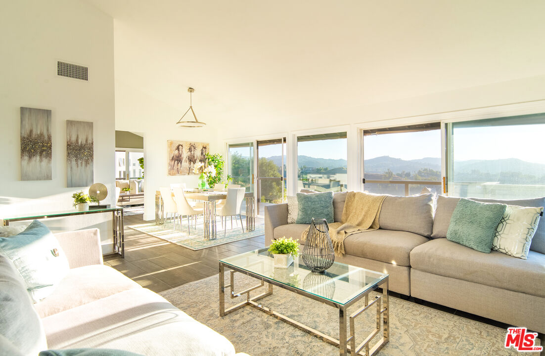 Woodland Hills, CA, 91364