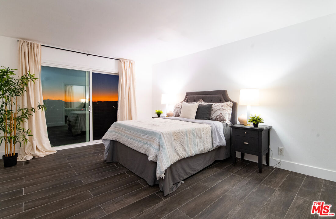 Woodland Hills, CA, 91364