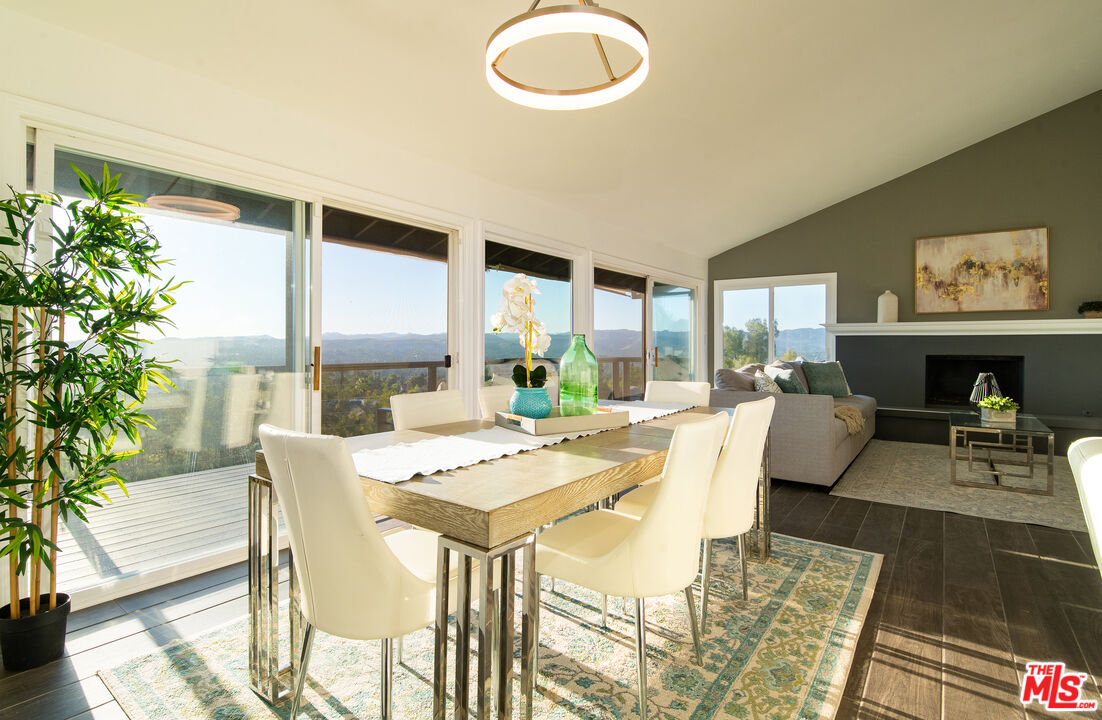 Woodland Hills, CA, 91364