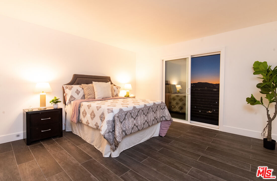 Woodland Hills, CA, 91364