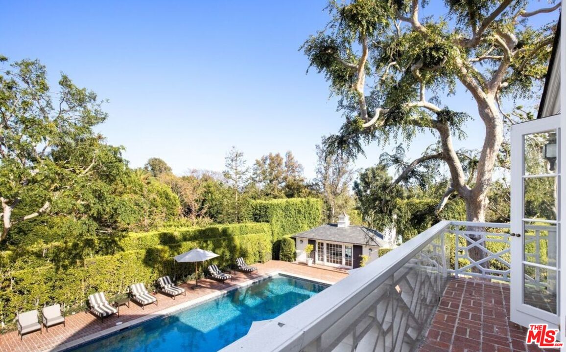 111 N Mapleton Dr
