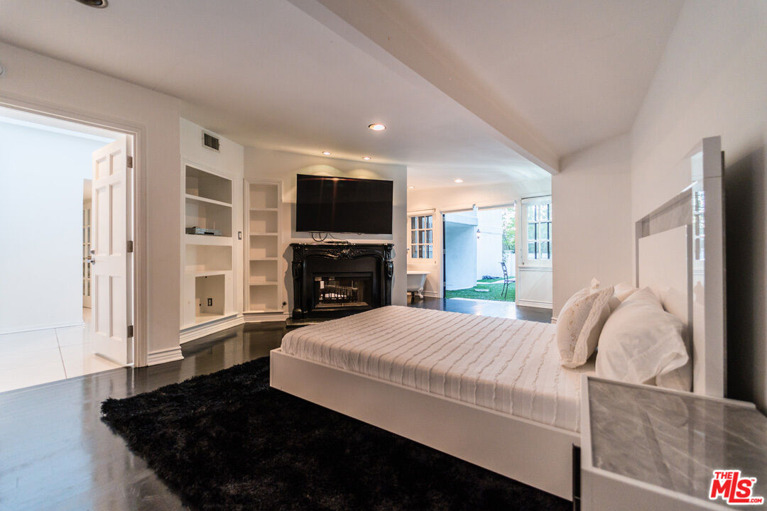 7475 Mulholland Dr