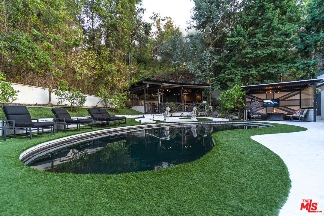 7475 Mulholland Dr
