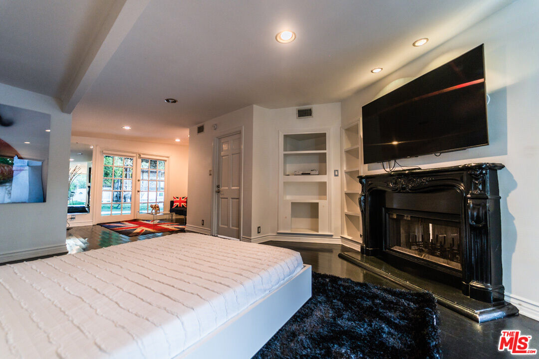 7475 Mulholland Dr