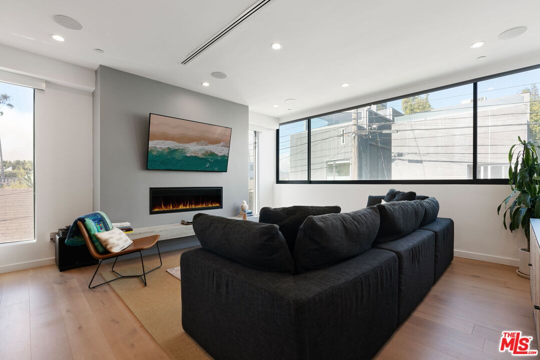 303 Venice Way