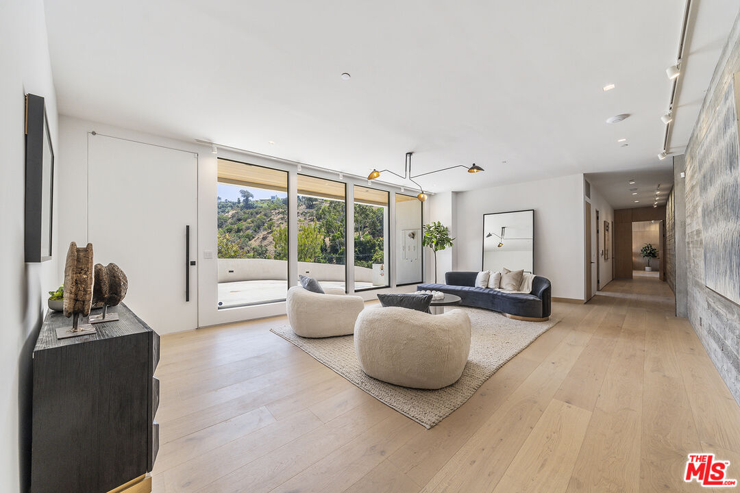 6825 Mulholland