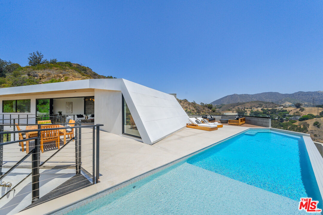 6825 Mulholland
