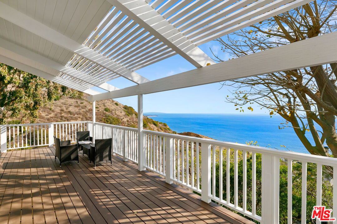 4262 Avenida De La Encinal