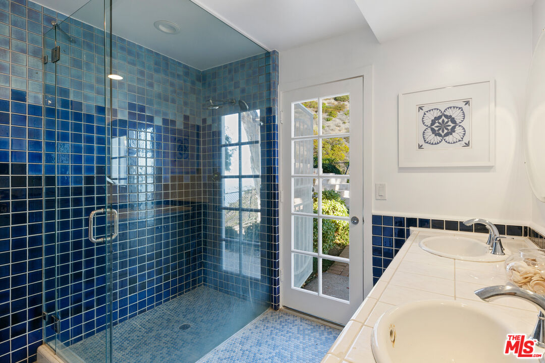 4262 Avenida De La Encinal
