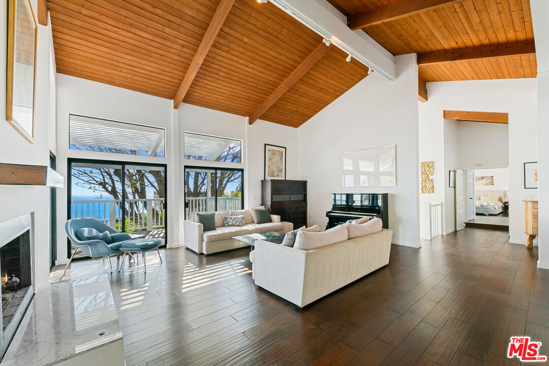 4262 Avenida De La Encinal