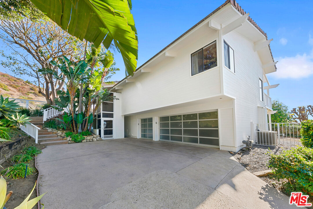 4262 Avenida De La Encinal