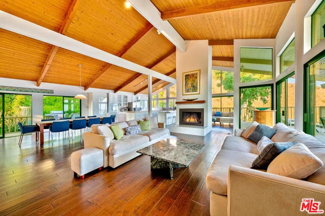 4262 Avenida De La Encinal