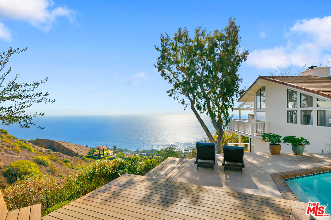 4262 Avenida De La Encinal