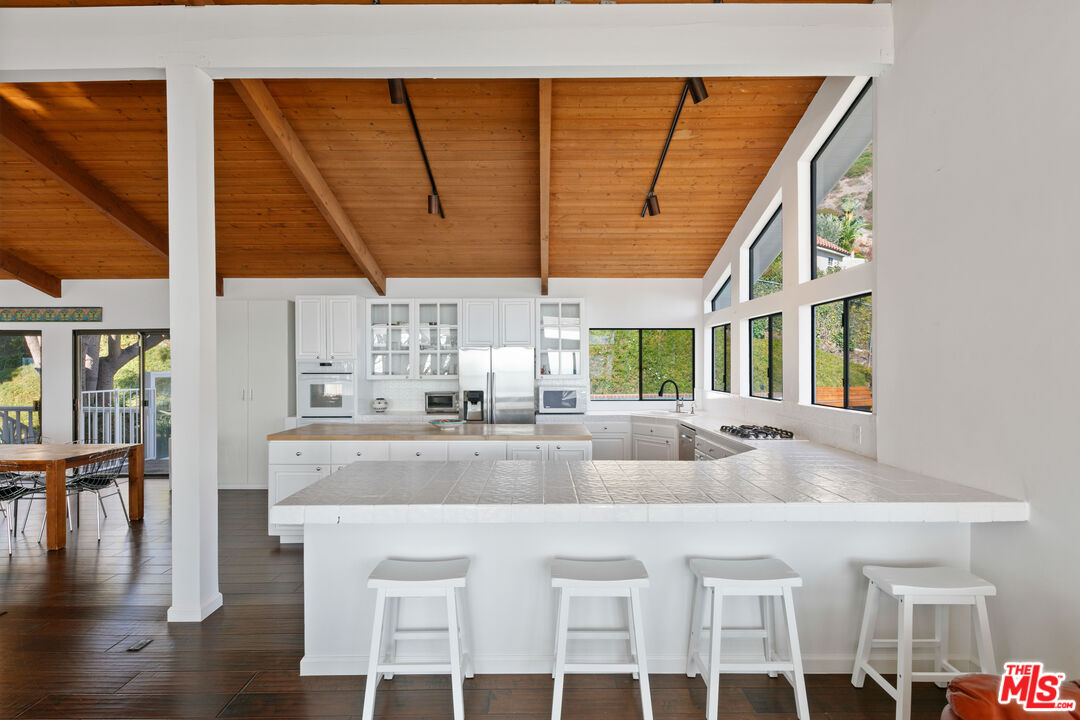 4262 Avenida De La Encinal