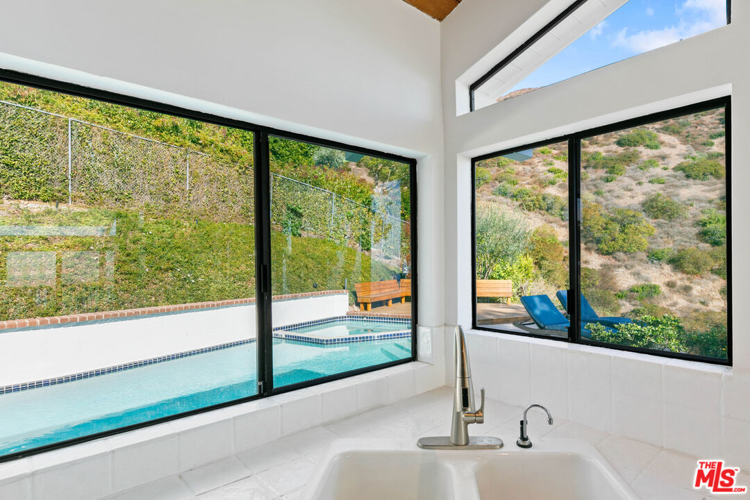 4262 Avenida De La Encinal