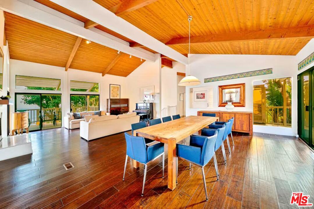 4262 Avenida De La Encinal