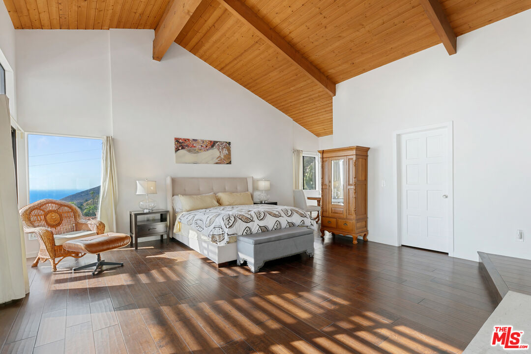 4262 Avenida De La Encinal
