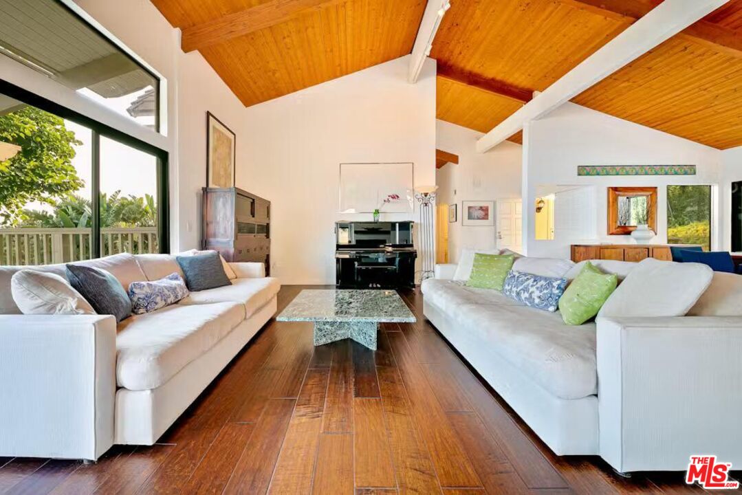 4262 Avenida De La Encinal