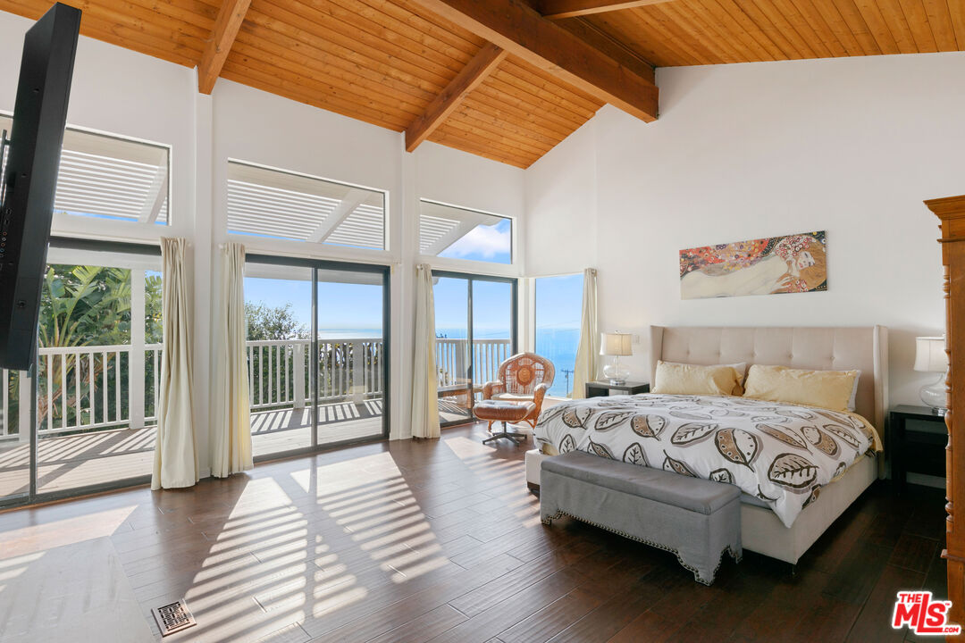 4262 Avenida De La Encinal