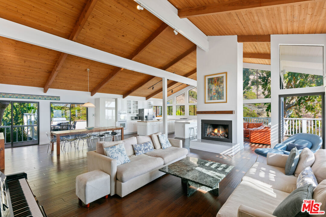 4262 Avenida De La Encinal