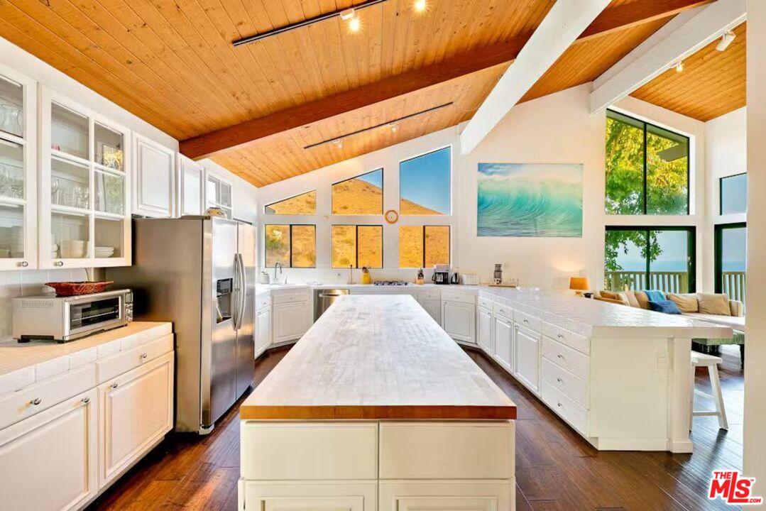 4262 Avenida De La Encinal
