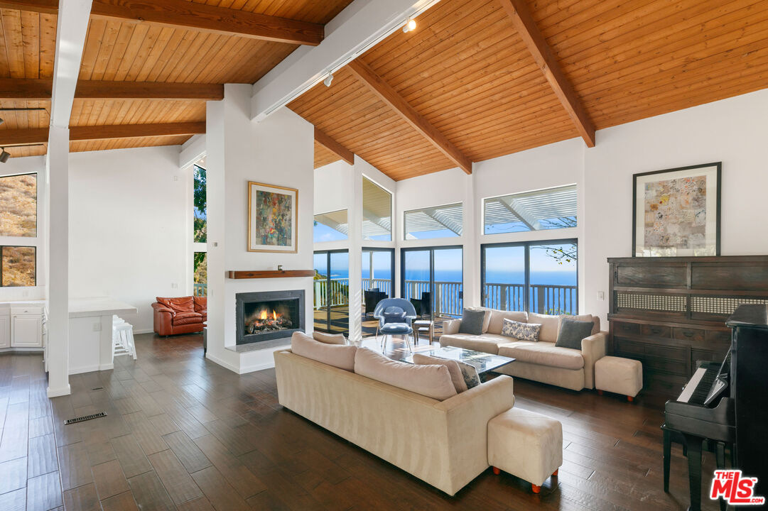 4262 Avenida De La Encinal