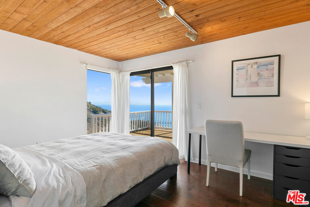 4262 Avenida De La Encinal
