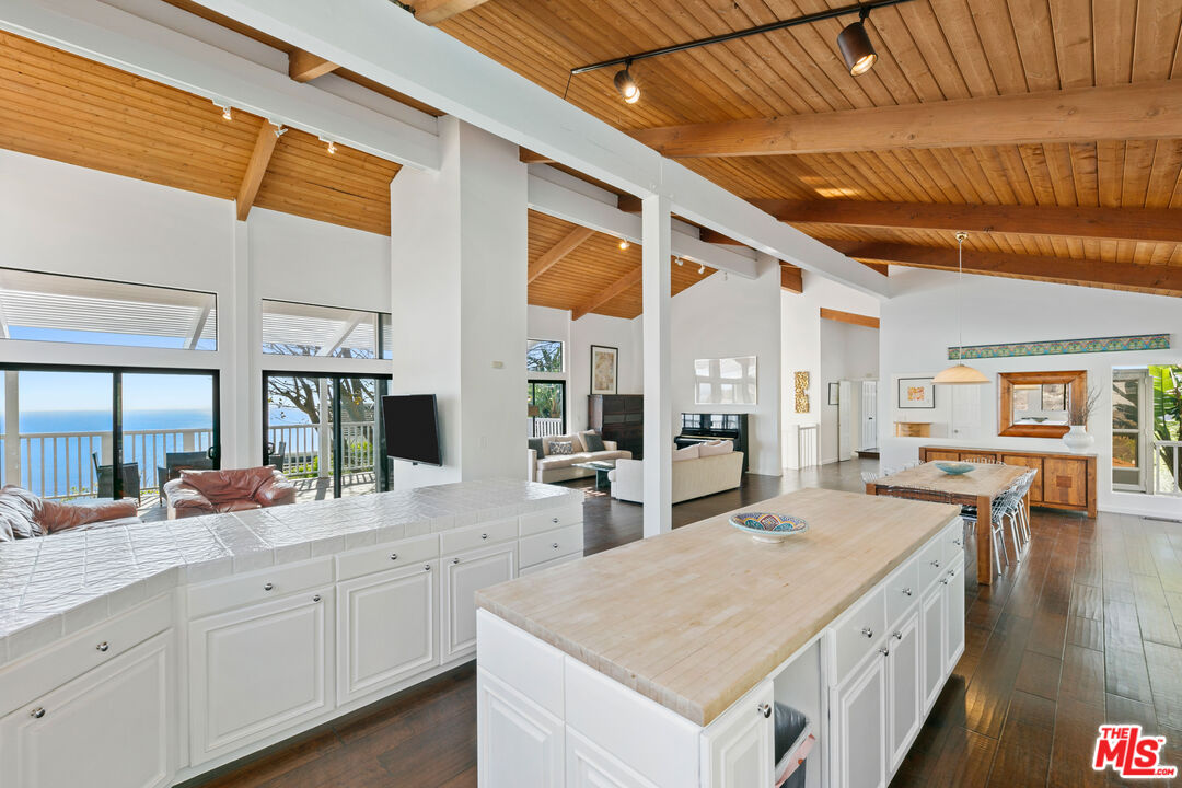 4262 Avenida De La Encinal