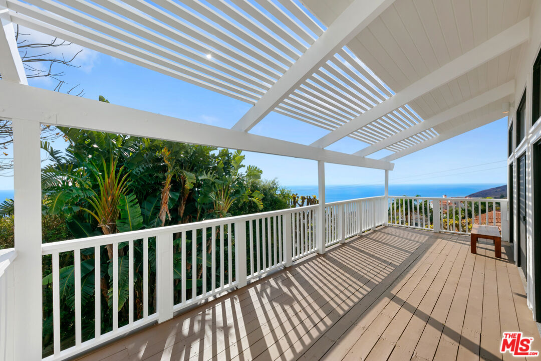 4262 Avenida De La Encinal