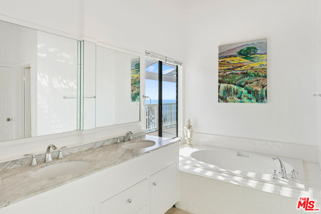 4262 Avenida De La Encinal