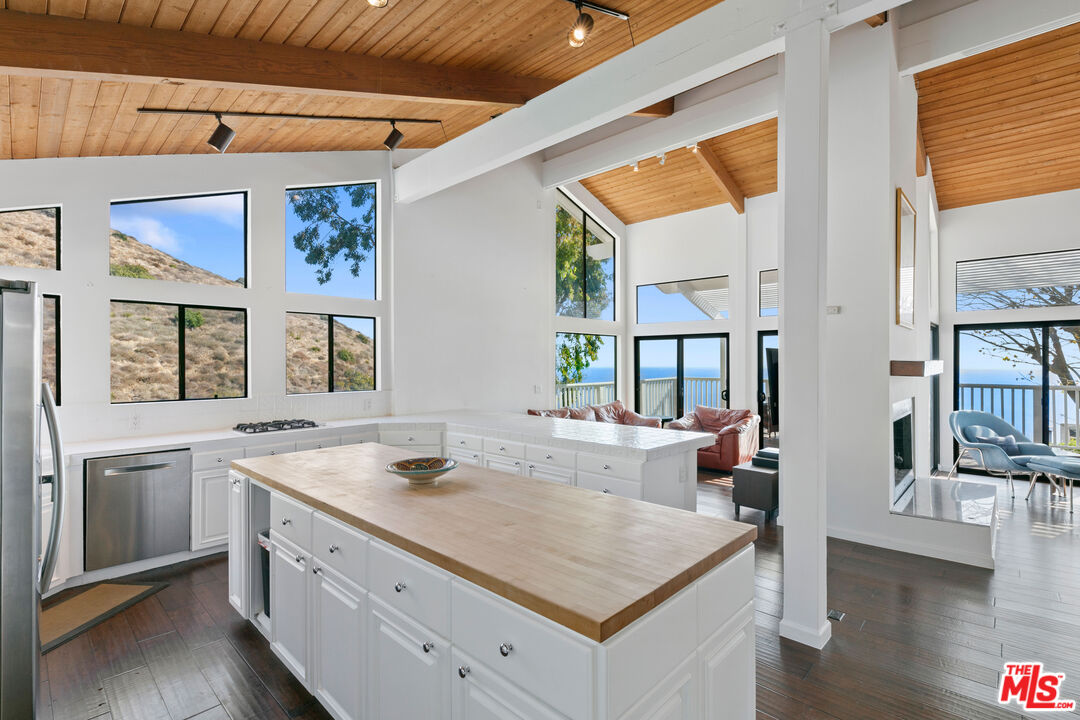 4262 Avenida De La Encinal