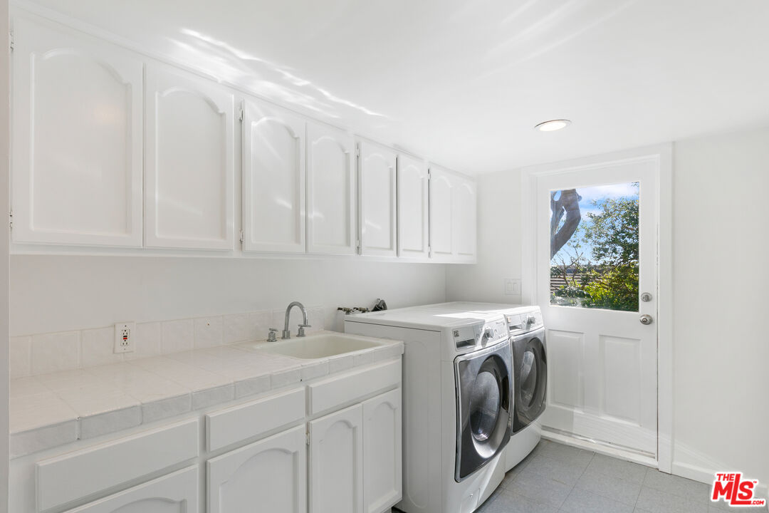 4262 Avenida De La Encinal