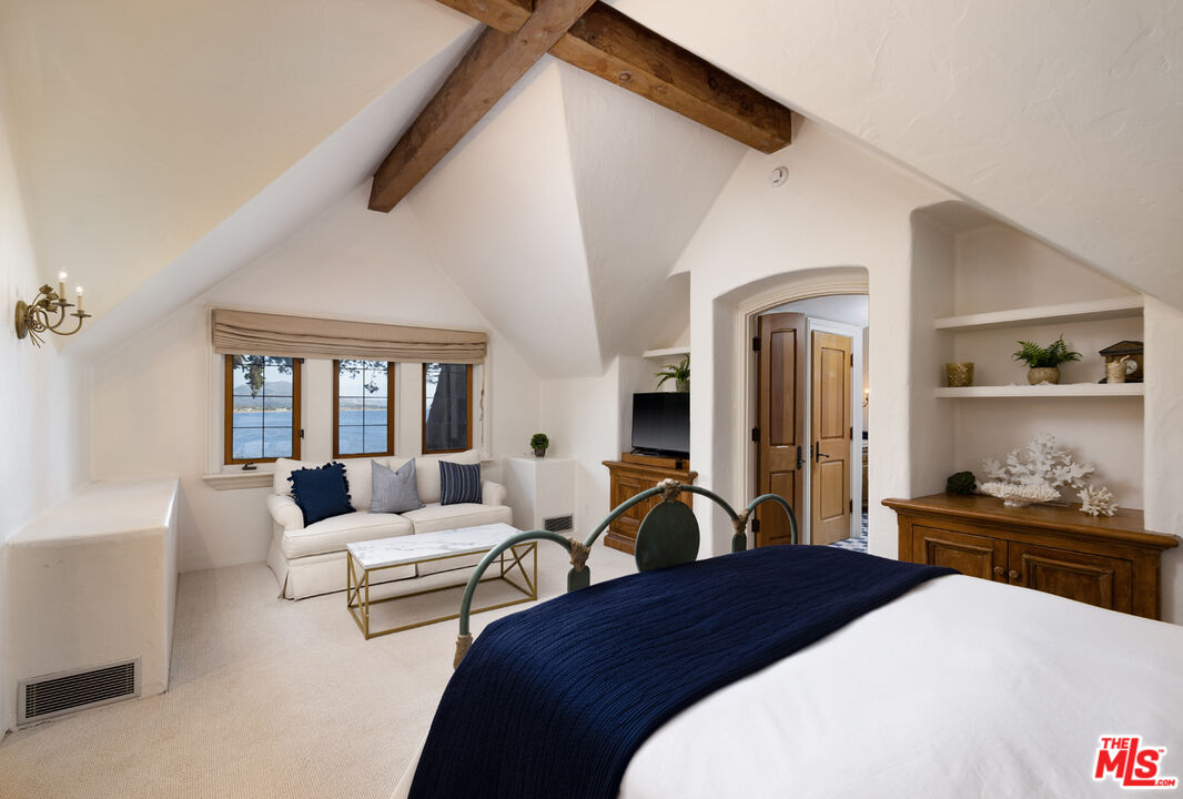 Unparalleled Oceanfront Oasis