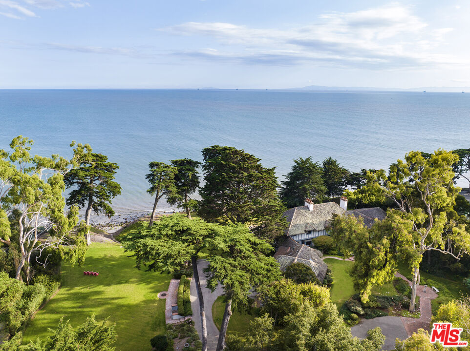 Unparalleled Oceanfront Oasis