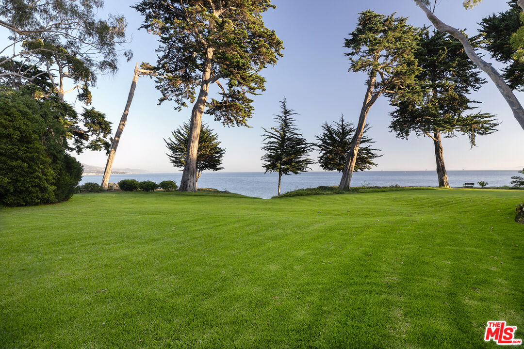Unparalleled Oceanfront Oasis