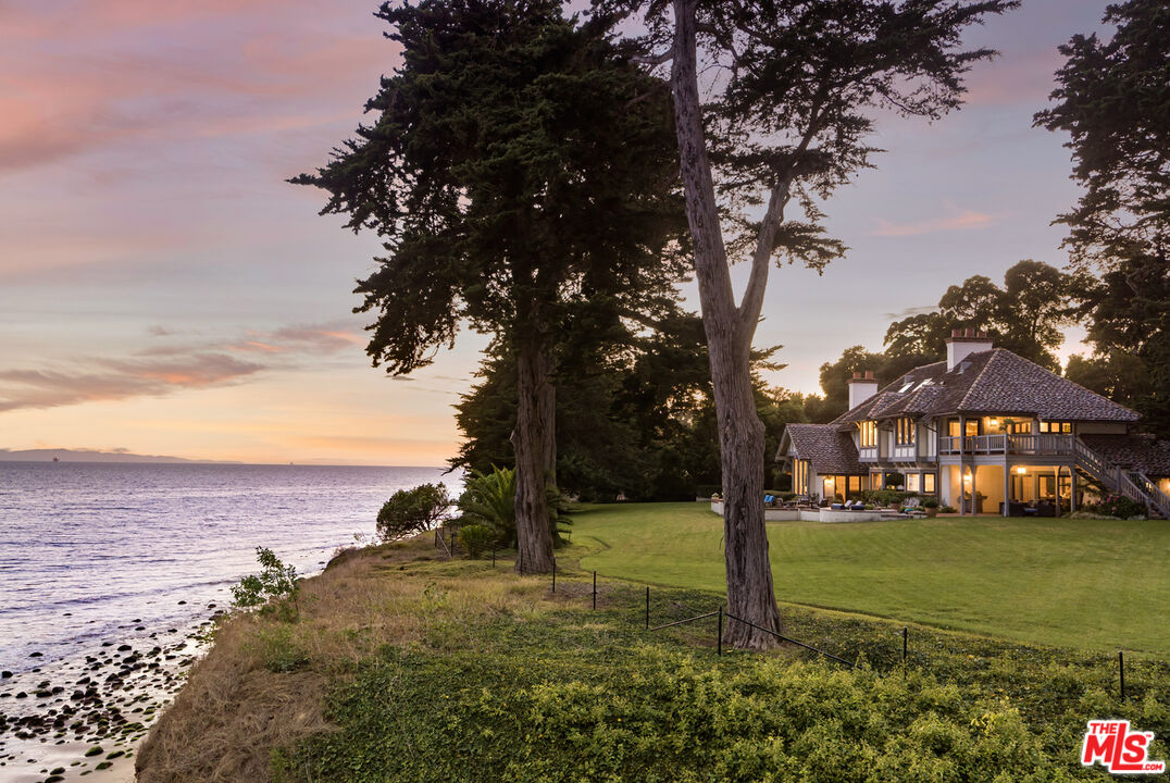Unparalleled Oceanfront Oasis